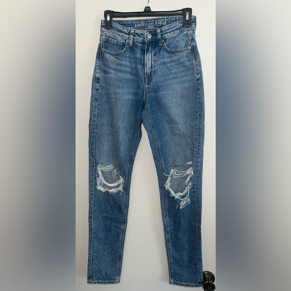 LIKE NEW American Eagle High Rise Strigid Ripped Mom Jeans 00 LONG